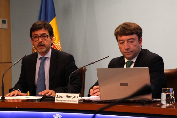 El ministre de Finances en funcions, Jordi Cinca, i el director general del departament de Tributs i Fronteres, Albert Hinojosa, durant la roda de premsa posterior al consell de ministres en què han explicat el pla d'actuacions.