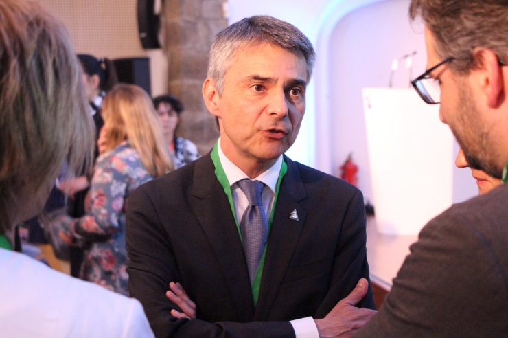 El president de la Trobada Empresarial al Pirineu, Vicenç Voltes, conversa amb el ministre de Finances, Eric Jover.