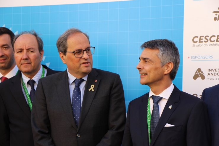 El president de la Generalitat, Quim Torra,  i el president de la Trobada Empresarial al Pirineu, Vicenç Voltes, xerren abans de començar la segona jornada.