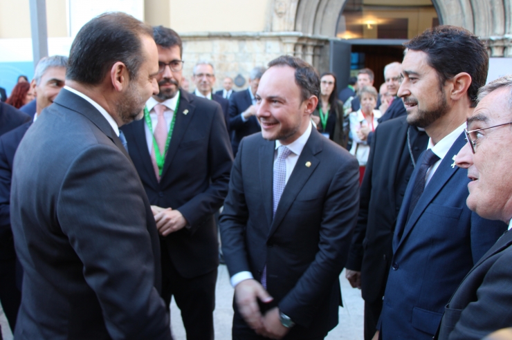 El ministre de Foment en funcions, José Luis Ábalos, saluda el cap de Govern, Xavier Espot.
