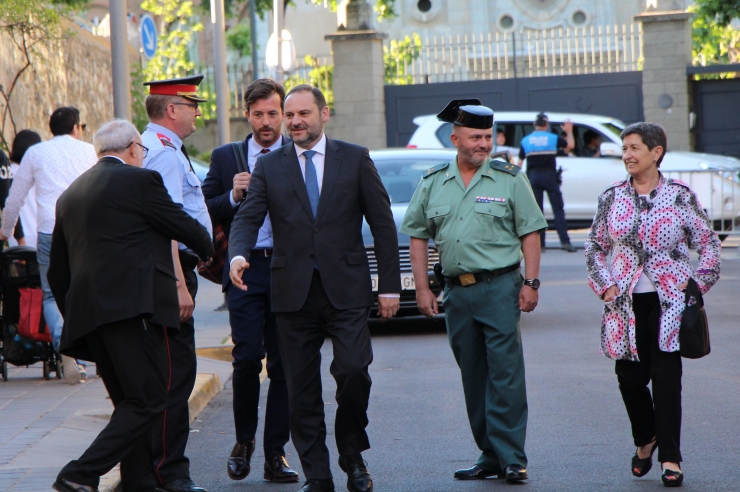 El ministre de Foment en funcions, José Luis Ábalos, arriba a la sala Sant Domènec.
