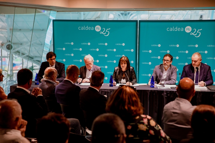 Reunió d'accionistes de Caldea, encapçalada per la cònsol major d'Escaldes i presidenta de la Semtee, Trini Marín.