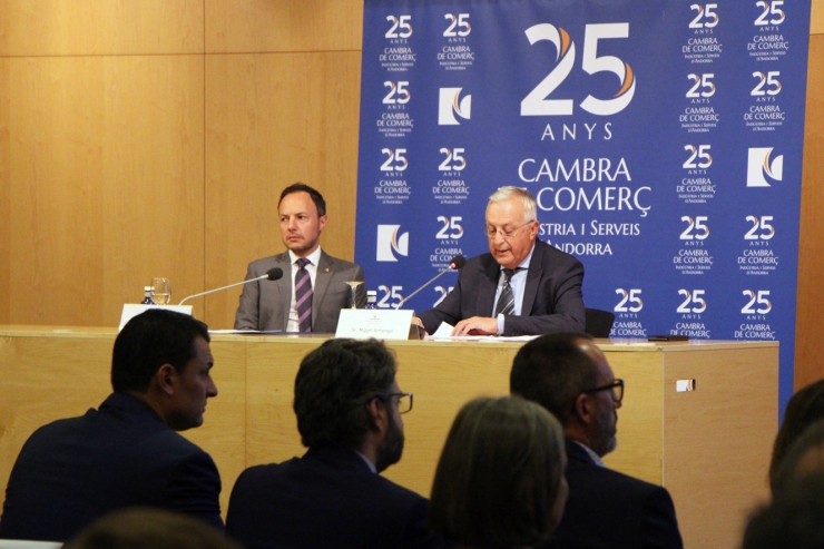 El cap de Govern, Xavier Espot, i el president de la Cambra de Comerç, Miquel Armengol, durant la presentació de l'informe econòmic 2018.
