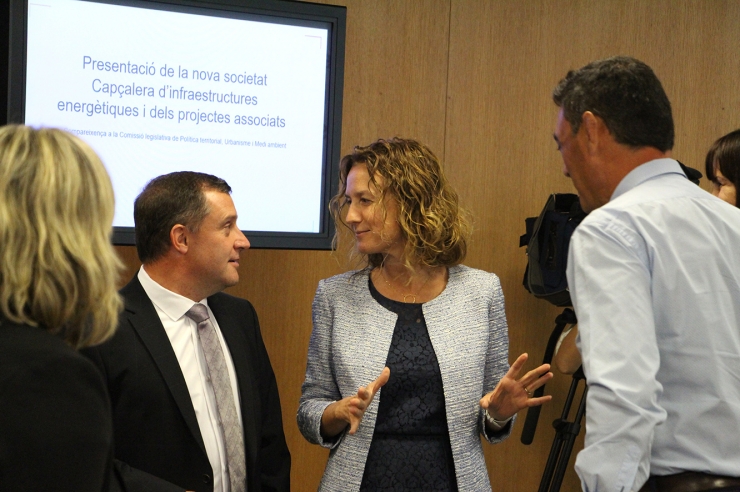 La ministra de Medi Ambient, Agricultura i Sostenibilitat, Sílvia Calvó, conversa amb el president de la comissió legislativa de Política Territorial, Urbanisme i Medi Ambient, Josep Majoral.