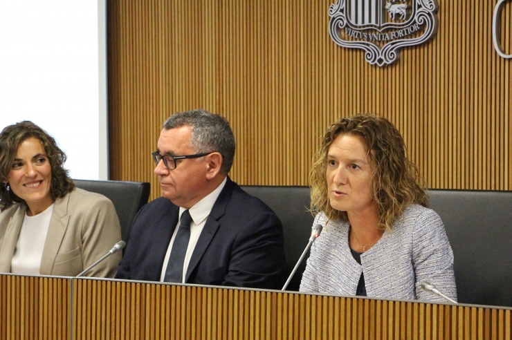 La ministra de Medi Ambient, Sílvia Calvó; el director general de FEDA, Albert Moles, i la directora de Planificació estratègica financera de FEDA, Eva Iglesias.