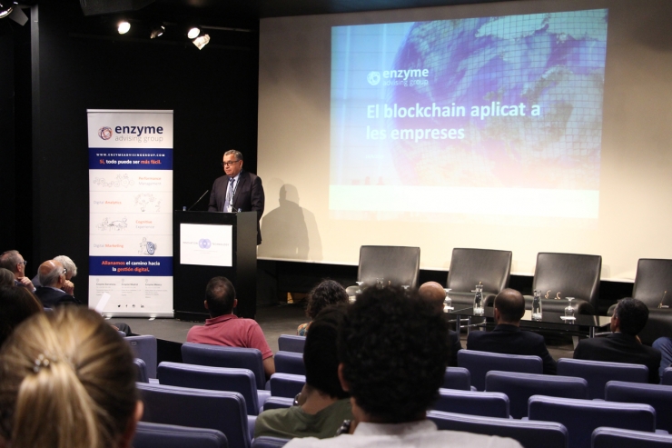El director general de FEDA, Albert Moles, presenta la jornada 'El blockchain aplicat a les empreses'.