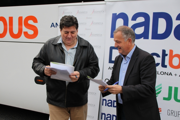 Bartomeu Gabriel, director d’Autocars Nadal Sau i Josep Maria Saravia, president d'Assandca, en el moment de la signatura.