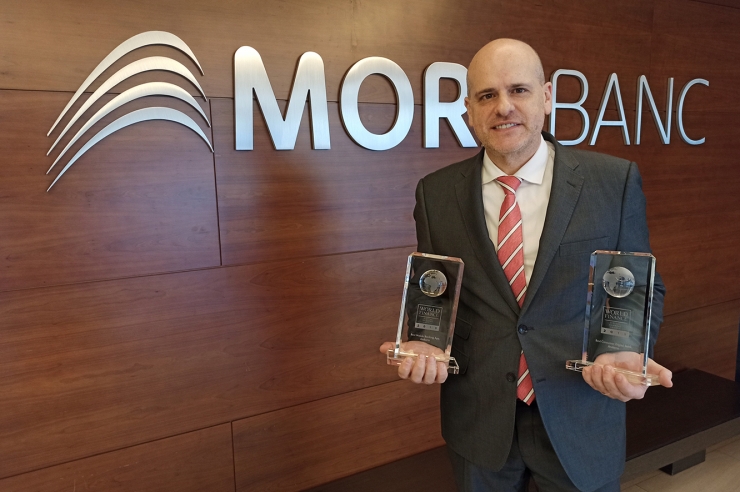 El director de l’àrea d'Experiència Global de Client de MoraBanc, Ignasi Martín, amb els premis.