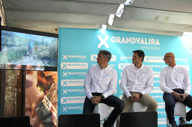 L'ex-director general de Grandvalira, Alfonso Torreño, al centre de la imatge en un acte de l'estació.