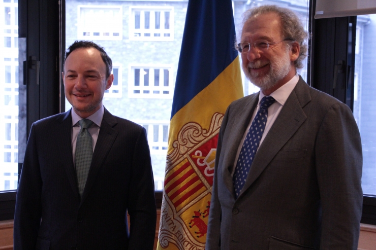 El cap de Govern, Xavier Espot, rep al president d'Endesa, Javier Uriarte.