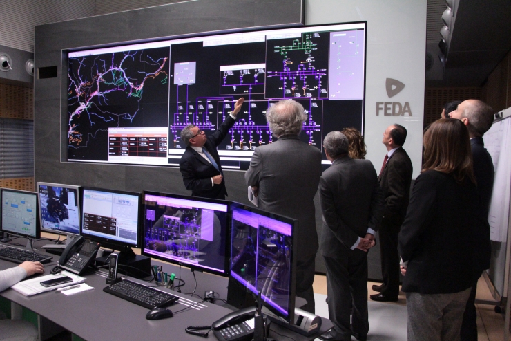Moles explica el funcionament de la sala de control de FEDA.