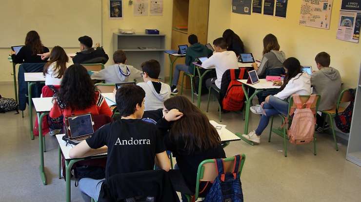Alumnes de segona ensenyança de Santa Coloma (Andorra la Vella) a l’aula, fent ús de les tauletes.