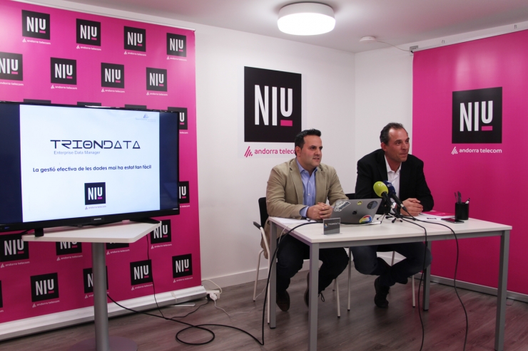 L'emprenedor Pedro Miranda i el responsable del Niu, Miquel Gouarré, durant la presentació de l''start-up' TrionData.
