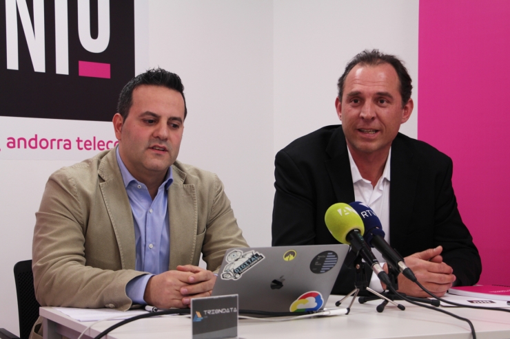L'emprenedor Pedro Miranda i el responsable del Niu, Miquel Gouarré, durant la presentació de l''start-up' TrionData.