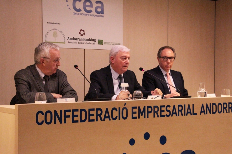 Els representants de la CEA, l'EFA i la Cambra, Gerard Cadena, Francesc Mora i Miquel Armengol, durant la roda de premsa.