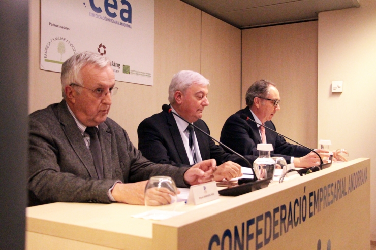 Els representants de la CEA, l'EFA i la Cambra, Gerard Cadena, Francesc Mora i Miquel Armengol, durant la roda de premsa.
