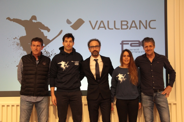 Esportistes, representants de la FAE i el director general de Negoci de Vall Banc, Gerard Albà.