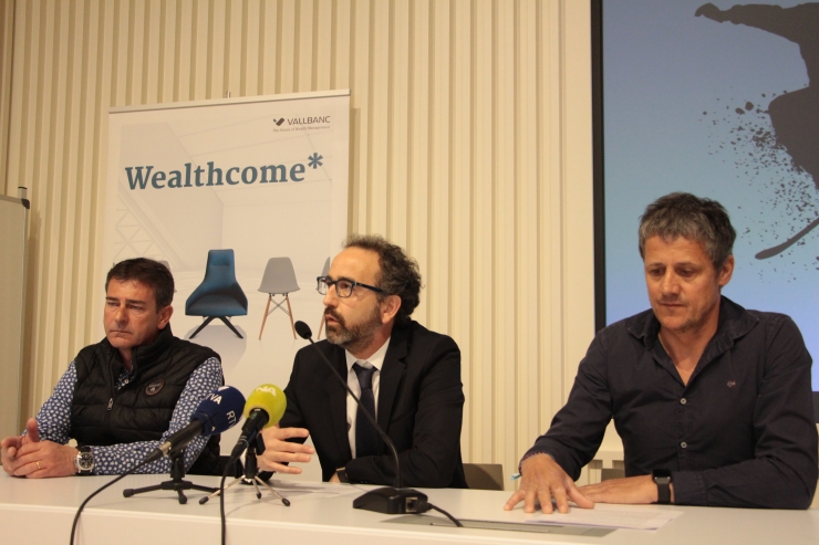 La roda de premsa de presentació de l'acord, amb el president de la FAE, Josep 'Pepi' Pintat; el director general de Negoci de Vall Banc, Gerard Albà, i el director tècnic de la FAE, Carles Visa.
