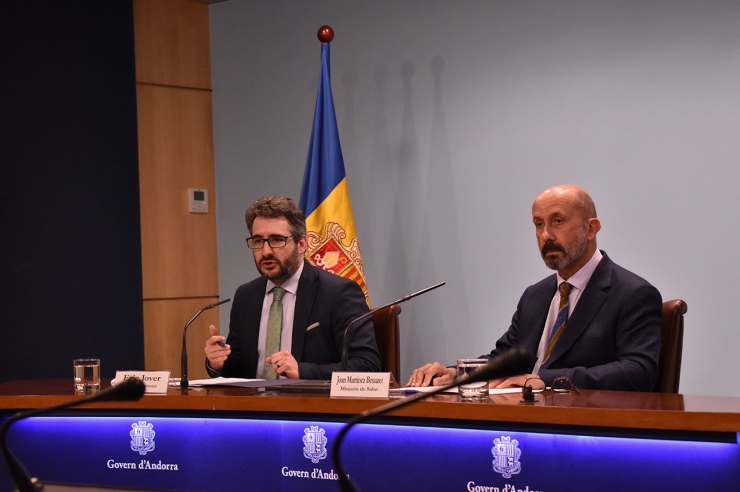 El ministre portaveu, Eric Jover, i el de Salut, Joan Martínez Benazet durant la compareixença d'aquest divendres al vespre.