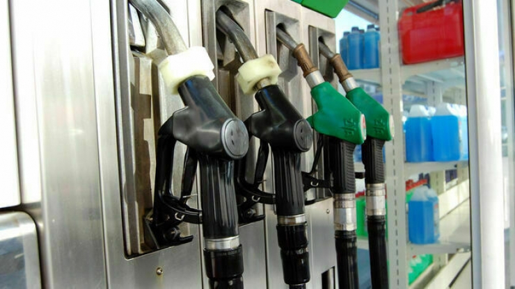 Sortidors de carburant en una benzinera d'Andorra.