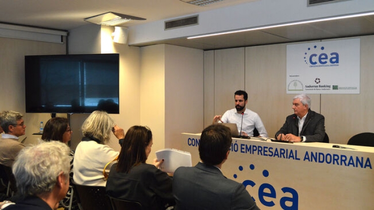 El gerent i el president de la CEA, Iago Andreu i Gerard Cadena, durant la trobada amb els empresaris, en una imatge d'arxiu.