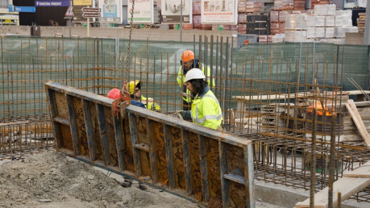 Treballadors de la construcció a unes obres a Santa Coloma.