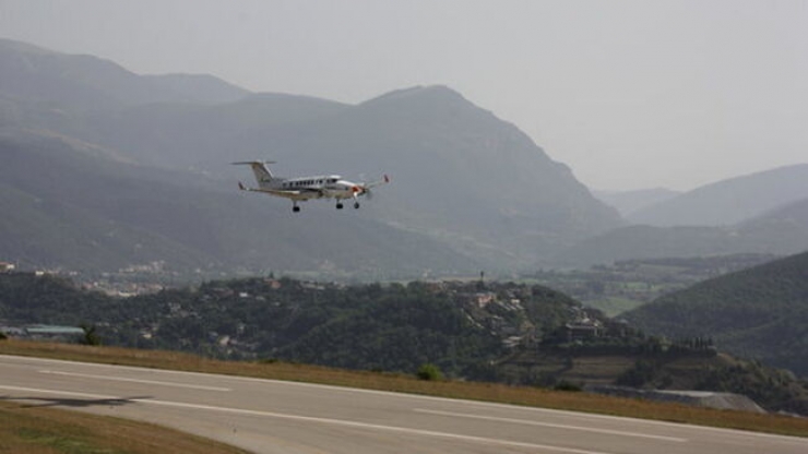 Un avió fent proves a l'aeroport d'Andorra-la Seu. 