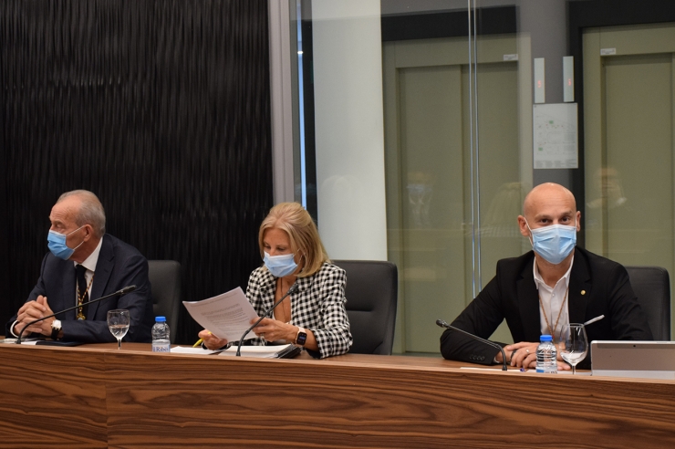 Els consellers de l'oposició, Miquel Aleix, Núria Barquín i Jordi Vilanova, durant la sessió.