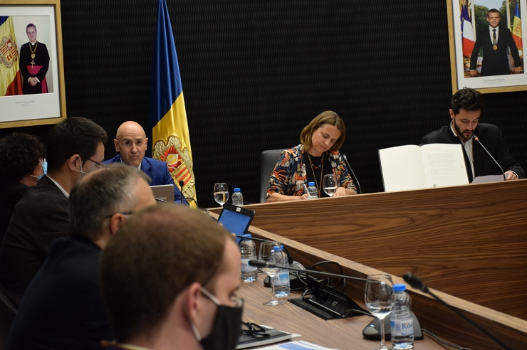 Una imatge dels cònsols d'Escaldes-Engordany, Joaquim Dolsa i Rosa Gili, durant la sessió de consell de comú.