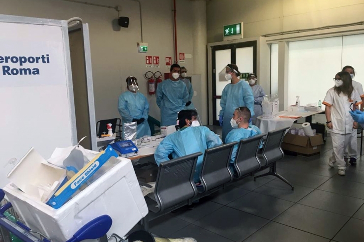 Personal sanitari preparat per fer tests de Covid-19 a l'aeroport de Roma.