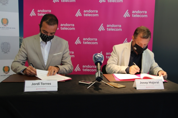 El president del consell d'administració d'Andorra Telecom, Jordi Torres, i el cònsol major de Sant Julià de Lòria, Josep Majoral, durant la signatura del conveni entre ambdues administracions.