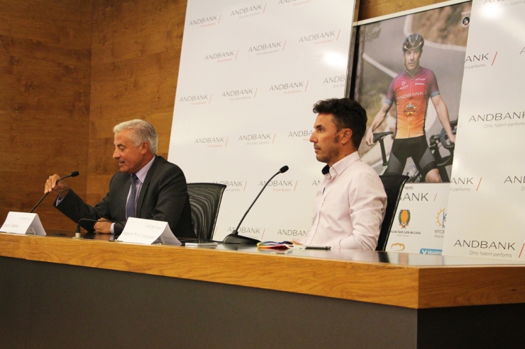 L'exciclista Joaquim 'Purito' Rordríguez, i el sosdirector general banca país d'Andbank, Josep Maria Cabanes, durant la roda de premsa d'aquest dilluns.