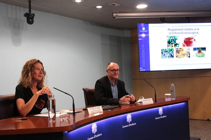 La ministra de Medi Ambient, Agricultura i Sostenibilitat, Sílvia Calvó, i el director d'Agricultura, Josep Casals, durant la roda de premsa de presentació del reglament relatiu a la producció ecològica.