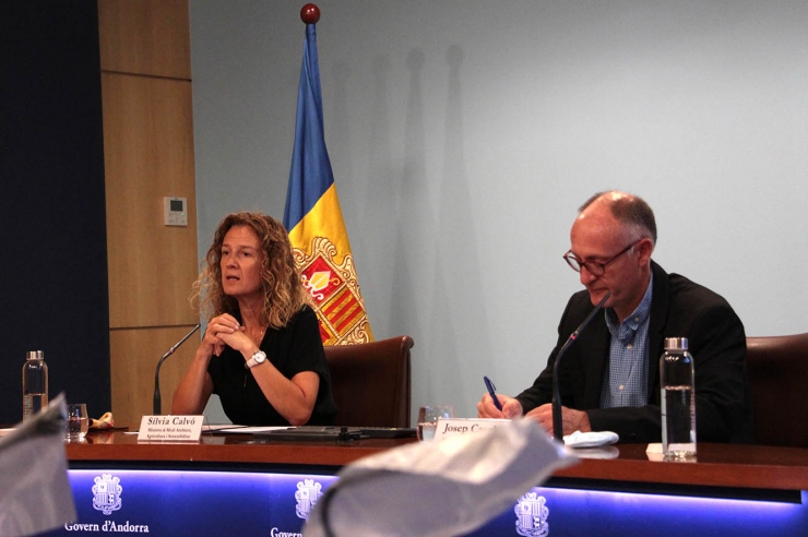 La ministra de Medi Ambient, Agricultura i Sostenibilitat, Sílvia Calvó,  i el director d'Agricultura, Josep Casals, durant la roda de premsa de  presentació del reglament relatiu a la producció ecològica, aquest dilluns al migdia.