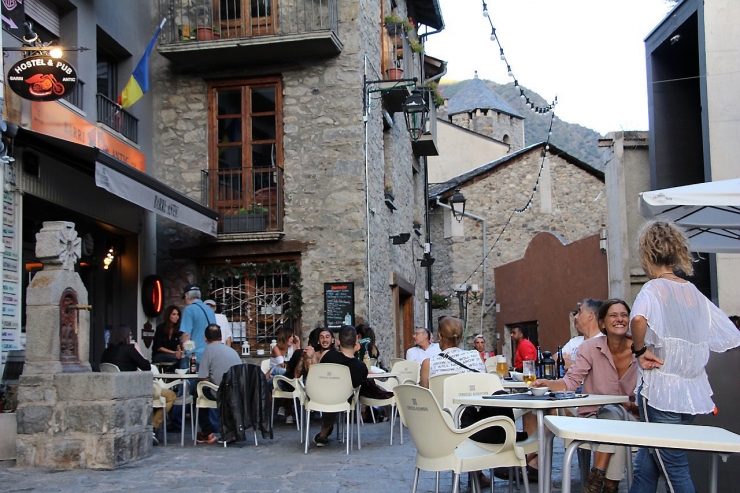 Gent a les terrasses d'establiments ubicats al Centre Històric d'Andorra la Vella.