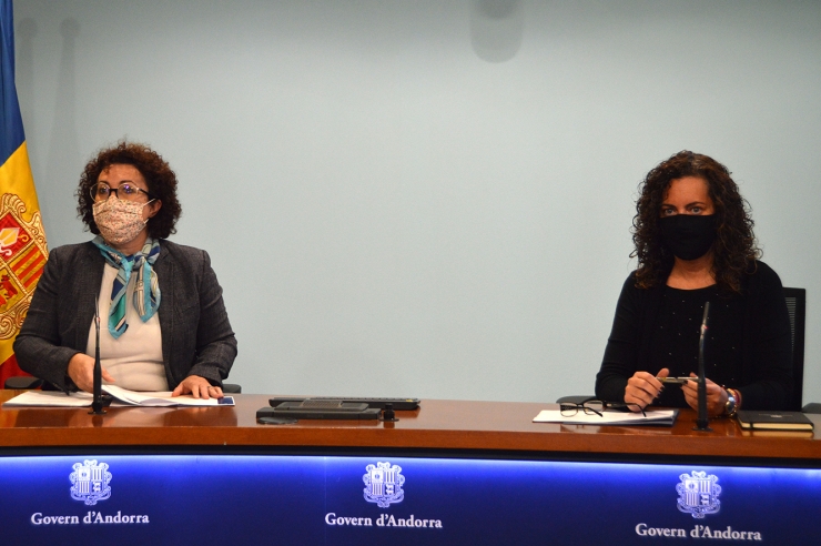 La ministra de Funció Pública i Simplificació de l'Administració, Judith Pallarés, amb la secretària d'Estat de Funció Pública, Lara Vilamala, durant la presentació del concurs que es treurà per digitalitzar l'administració.