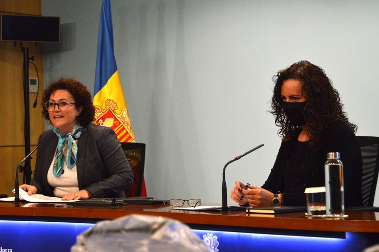 La ministra de Funció Pública i Simplificació de l'Administració,  Judith Pallarés, amb la secretària d'Estat de Funció Pública, Lara  Vilamala, durant la presentació del concurs que es treurà per  digitalitzar l'administració.