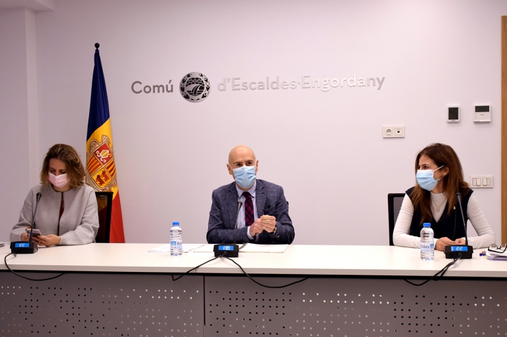 Els cònsols major i menor d'Escaldes-Engordany, Rosa Gili i Joaquim Dolsa, i l'assessora en finances del comú, Bea Pintos, durant la presentació de les ajudes.