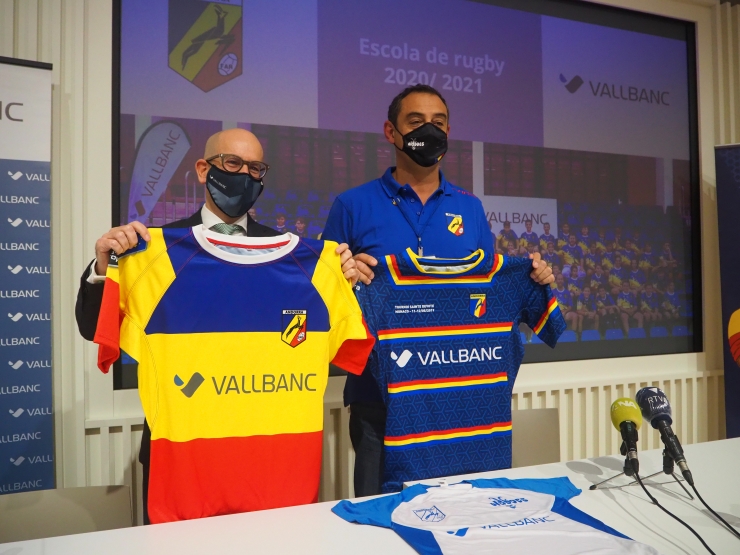 El director de l'àrea de Negoci de Vallbanc, Sergi Martín, amb el president de la Federació Andorrana de Rugby, David Ferré, durant la renovació del patrocini de la FAR per part de l'entitat financera.