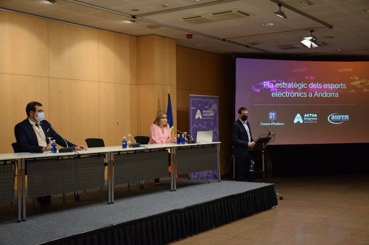 Emilio Hurtado i Pilar Sánchez-Bleda, d'Auren Espanya, i el secretari d'Estat de Diversificació Econòmica i Innovació, Marc Galabert, durant la presentació del pla estratègic.