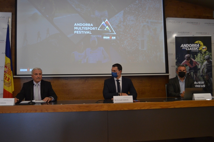 Els subdirector general de banca país d'Andbank, Josep Maria Cabanes; el ministre de Presidència, Economia i Empresa, Jordi Gallardo i el director regional d'Ironman al sud d'Europa, Agustí Pérez, durant la roda de premsa.