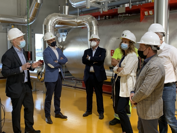 Un moment de la visita a les instal·lacions de la central de suport de la xarxa de calor d’Andorra la Vella.