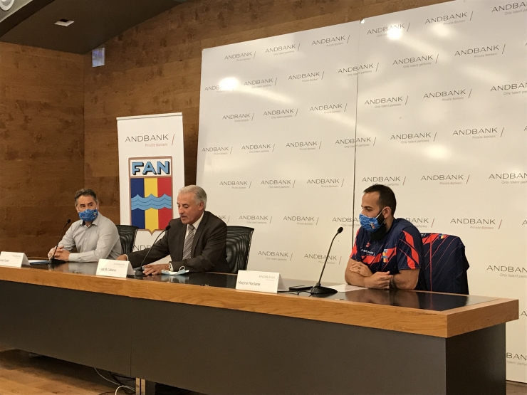 El  representant d'Andbank, Josep Maria Cabanes; el director tècnic, Hocine  Haciane i el president de la FAN, Joan Clotet durant la roda de premsa.