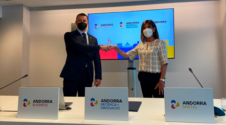 Els ministres de Presidència, Economia i Empresa, Jordi Gallardo, i d'Educació i Ensenyament Superior, Ester Vilarrubla, durant la presentació de l'Andorra Recerca i Innovació.