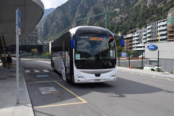 Un autobús del Direct Bus a punt de sortir cap a Barcelona.