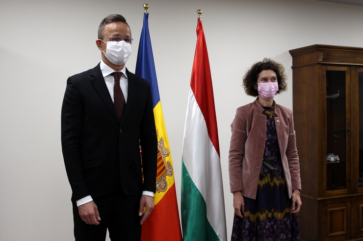 La ministra d'Afers Exteriors, Maria Ubach, amb el ministre d’Afers Exteriors d’Hongria, Péter Szijjártó.