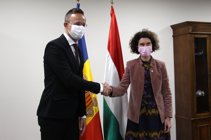La ministra d'Afers Exteriors, Maria Ubach, amb el seu homòleg hongarès, Péter Szijjártó.