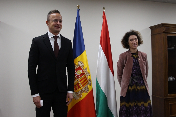 La ministra d'Afers Exteriors, Maria Ubach, i el seu homòleg d’Hongria, Péter Szijjártó.