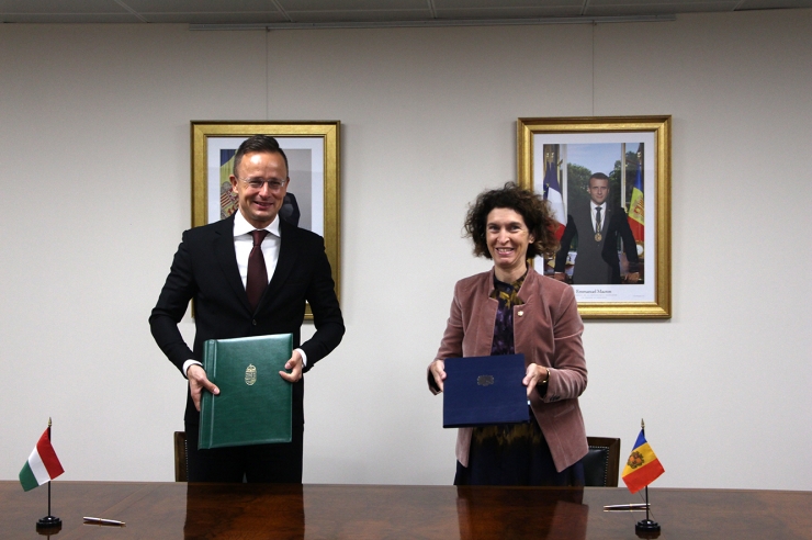 La ministra d'Afers Exteriors, Maria Ubach, i el seu homòleg d’Hongria, Péter Szijjártó, després de la signatura del CDI.