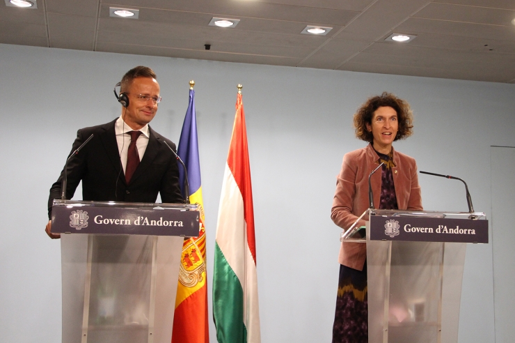 El ministre d’Afers Exteriors d’Hongria, Péter Szijjártó, i la titular de la cartera andorrana, Maria Ubach, durant la roda de premsa.